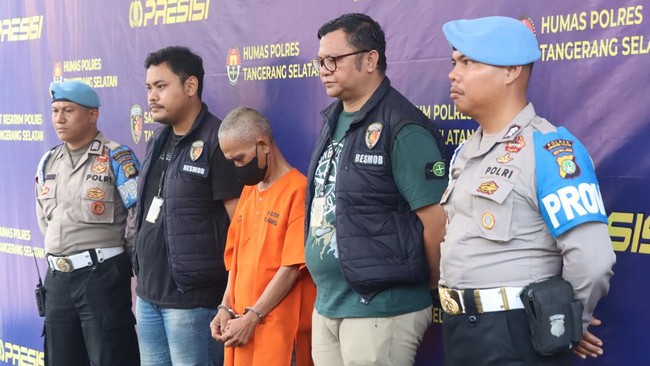 Gara-gara Warisan, Adik di Pamulang Tangsel Tebas Kakak Pakai Celurit Polisi membongkar aksi pembunuhan menggunakan celurit di Jalanan Kelurahan Bambu Apus, Pamulang, Tangsel. Pembunuhan itu dilatarbelakangi warisan.