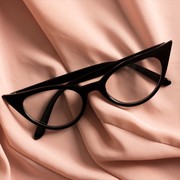 Top 5 List: 5 Rekomendasi Brand Lokal Kacamata yang Bikin Penampilan Makin Trendi