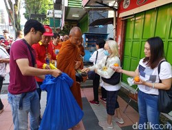 Potret Tradisi Pindapata Jelang Waisak di Pecinan Magelang