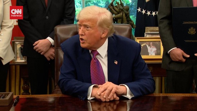Presiden AS Donald Trump memutarkan sebuah video terkait pembantaian petani kulit putih di Afrika Selatan di hadapan Presiden Afrika Selatan Cyril Ramaphosa.