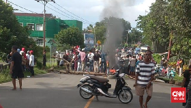 Warga Tulehu Blokade Jalan Buntut Pelaku Pembunuhan Dipindah Rutan