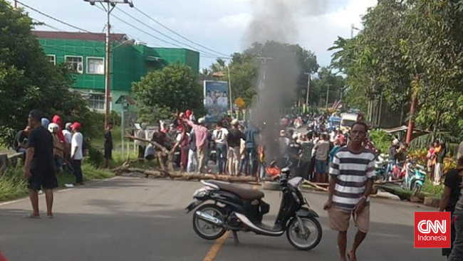 Warga Tulehu Blokade Jalan Buntut Pelaku Pembunuhan Dipindah Rutan Ratusan warga Desa Tulehu Kabupaten Maluku Tengah memblokade jalan hingga mengakibatkan akses jalan utama di Kecamatan Salahutu lumpuh.