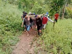 Jenazah di Polman Ditandu 2,5 Km gegara Ambulans Sulit Lewati Jalan Berlumpur