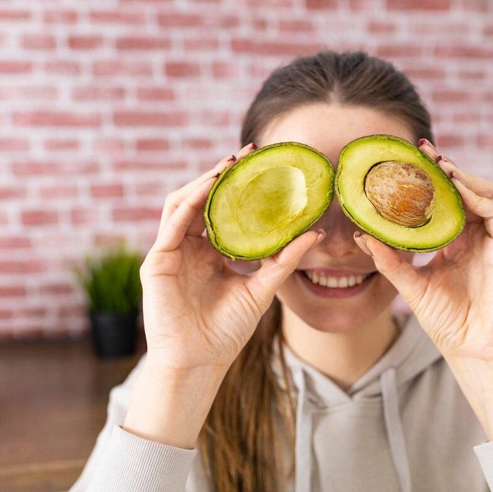Alpukat dikenal sebagai salah satu makanan untuk mengatasi rasa lelah karena lemak sehat di dalamnya mampu menjaga energi tubuh tetap optimal.