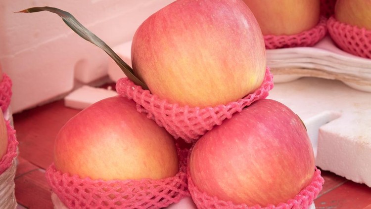 Japanese apples or Fuji apples are placed on shelves ready for sold in the agricultural market&period;