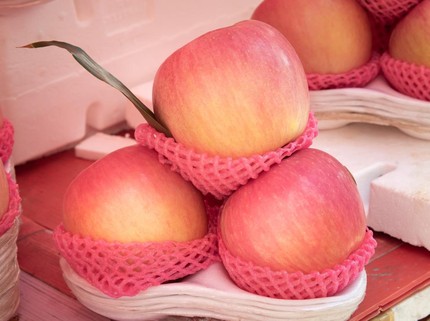 Apel Fuji Premium Sedang Sale di Transmart Mulai Rp2 Ribuan/100 Gram, Borong yuk Bun!