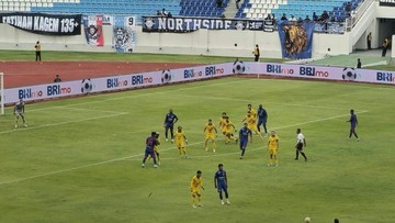 Update Eksklusif Olahraga CNN : Bus Persik Dilempari Batu Suporter Usai Tekuk Arema, Kaca Pecah-pecah