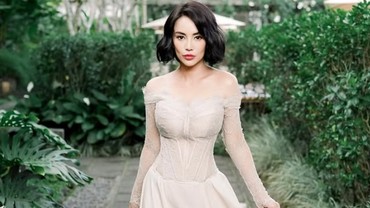 img-title Sosok Dearly Desiana, Gandengan Ari Lasso di Nikahan Luna Maya-Maxime