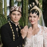 Bukan Jadi Penghalang, 10 Pasangan Artis Ini Menikah dengan Perbedaan Usia Jauh