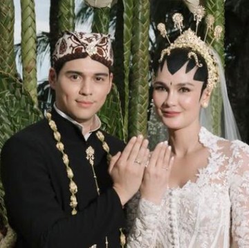 img-title Bukan Jadi Penghalang, 10 Pasangan Artis Ini Menikah dengan Perbedaan Usia Jauh