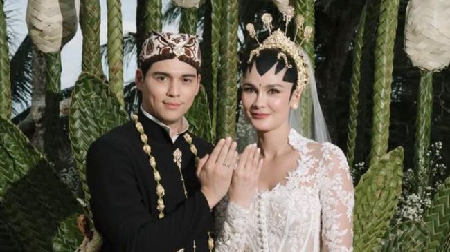 Bukan Jadi Penghalang, 10 Pasangan Artis Ini Menikah dengan Perbedaan Usia Jauh