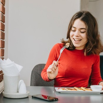 Boost Energi Tanpa Kafein? Intip Daftar Makanan Pengisi Energi Favorit Para Ahli Ini