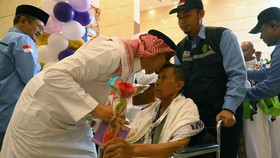 FOTO: Kedatangan Rombongan Pertama Jamaah Haji Indonesia di Makkah