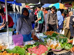 Jajanan Tradisional Sri Laris Manis di Pasar Tumpah Bandung