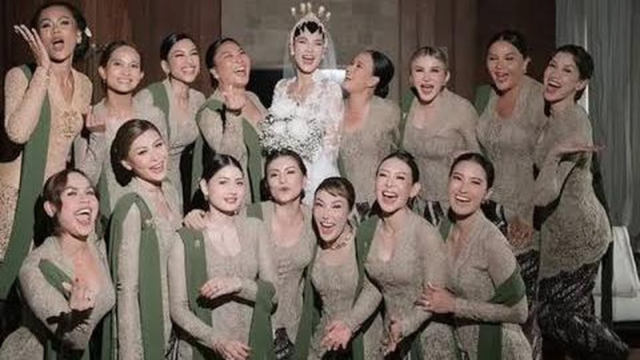 Bridesmaid Luna Maya