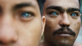 FOTO: Keindahan Mata Biru Masyarakat Suku Buton