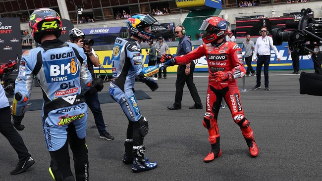 Pembalap Gresini Racing Fermin Aldeguer menabrak Marc Marquez setelah meraih podium sprint race MotoGP Prancis 2025 di Sirkuit Le Mans, Sabtu (10/5).