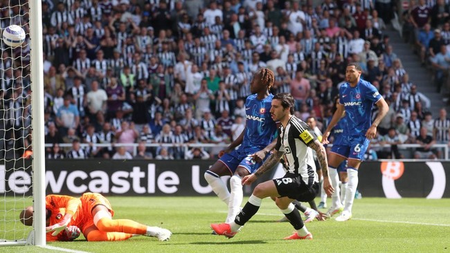Newcastle Gebuk Chelsea, Geser Man City Newcastle United naik ke peringkat tiga klasemen Liga Inggris setelah mengalahkan Chelsea 2-0 di Stadion St. James'Park, Newcastle, Minggu (11/5).