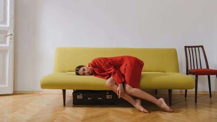 5 Kebiasaan Perempuan yang Diam-Diam Menunjukkan Sedang Menyerah