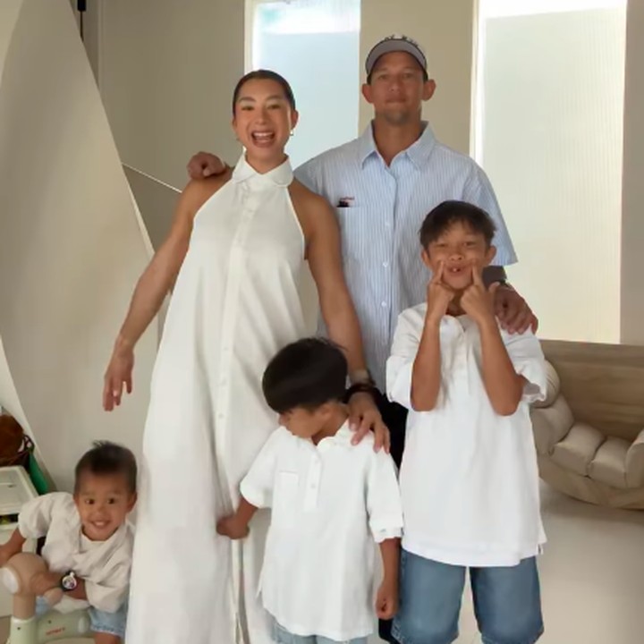 <p>Dalam rangka merayakan Hari Ibu Sedunia, Jennifer Bachdim membuat video bersama anak-anaknya, Bunda. Diketahui, Jennifer adalah Bunda empat orang anak dari pernikahannya bersama pesepakbola Irfan Bachdim. Keempatnya adalah Kiyomi, Kenji, Kiyoji, da Kiro. "Selamat Hari Ibu Internasional," tuturnya. (Foto: Instagram: @jenniferbachdim)</p>