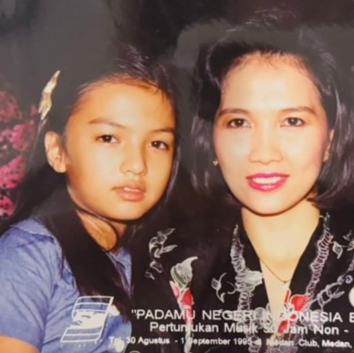 <p>Melalui Instagram Stories-nya, Raline Shah turut merayakan Hari Ibu Sedunia dengan mengunggah potret bersama sang Bunda ketika kecil. "Selamat Har Ibu untuk ibuku dan ibumu," ujarnya. (Foto: Instagram: @ralineshah)</p>