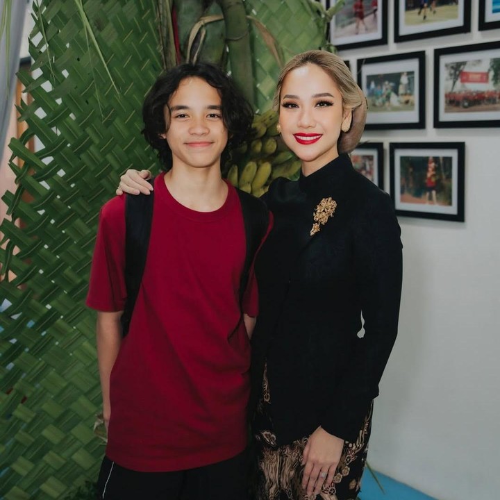 <p>Bunga Citra Lestari (BCL) menyebut menjadi seorang Bunda adalah hal yang mendasari segalanya dalam hidup. Meski sibuk, ia tetap berusaha menyempatkan waktu untuk hadir dan bermain dengan sang putra, Noah Sinclair. "Mungkin saya tidak selalu dapat melakukan semuanya, tetapi saya mencoba, setiap saat, dengan sepenuh hati. Selamat Hari Ibu untuk semua ibu yang luar biasa, mereka yang bekerja dari pagi hingga malam, dan mereka yang cintanya memenuhi setiap sudut rumah. Menjadi seorang ibu tidak pernah mudah, tetapi itu bermakna dengan cara yang tidak selalu dapat dijelaskan dengan kata-kata," kata perempuan 42 tahun ini. (Foto: Instagram: @itsmebcl)</p>