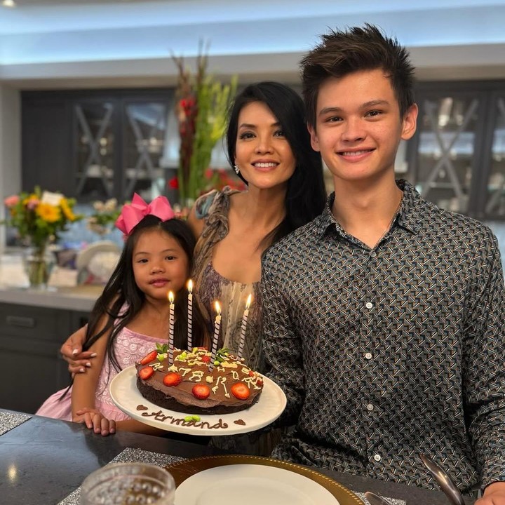 <p>Menurut chef ternama Farah Quinn, menjadi seorang Bunda adalah kebahagiaan terbesar dalam hidupnya. Ia juga bersyukur karena bisa mewarisi seluruh cinta yang diberikan oleh kedua orang tuanya. "Menjadi seorang Ibu adalah kebahagiaan terbesarku. Banyak hal yang tidak kumengerti saat aku tumbuh dewasa kini menjadi sangat masuk akal. Cinta, kekhawatiran, pengorbanan, semuanya menjadi satu. Bersyukur untuk orang tuaku, dan bahkan lebih bersyukur lagi atas kesempatan untuk mewariskan cinta itu. Selamat Hari Ibu untuk semua ibu di luar sana, dulu, sekarang, dan nanti!" papar Farah. (Foto: Instagram: @farahquinnofficial)</p>