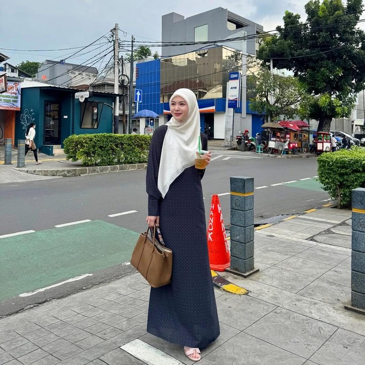<p>Hijabers asal Korea Selatan ini mengunggah foto dan video ketika permak baju di Blok M, Jakarta Selatan. “Mempersiapkan pernikahan bestie dengan penjahit lokal,” tulis Ayana, dikutip dari laman <em>Instagram@xolovelyayana,</em> Rabu (27/5/2025). (Foto: Instagram@xolovelyayana)</p>