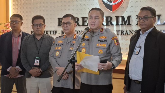 Polisi mengabulkan permohonan penangguhan penahanan mahasiswi ITB diduga pembuat meme Prabowo-Jokowi, salah satunya agar bisa lanjut kuliah.