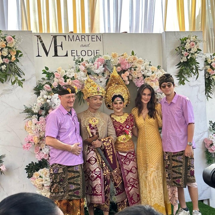 <p>Elodie menikah dengan pria keturunan Indonesia bernama Bagus Marten pada tahun 2023. Keduanya melangsungkan pernikahan secara sederhana di Australia. Pada Agustus 2024, Elodie dan sang suami melangsungkan resepsi pernikahan dengan adat Bali. Acara ini juga dihadiri oleh Luna Maya, Bunda. (Foto: Instagram: @elodie_bouttier)</p>