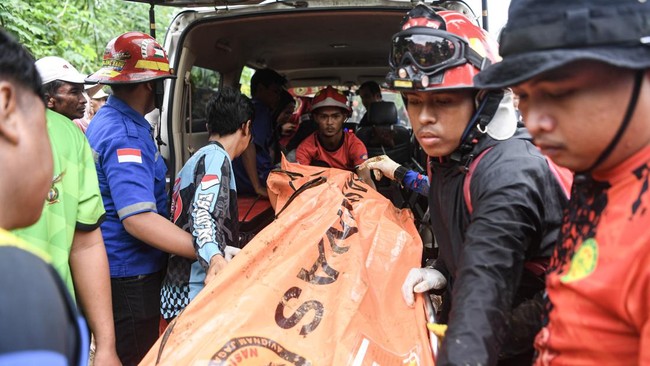 FOTO: BPBD dan Basarnas Evakuasi Korban Tanah Longsor di Samarinda