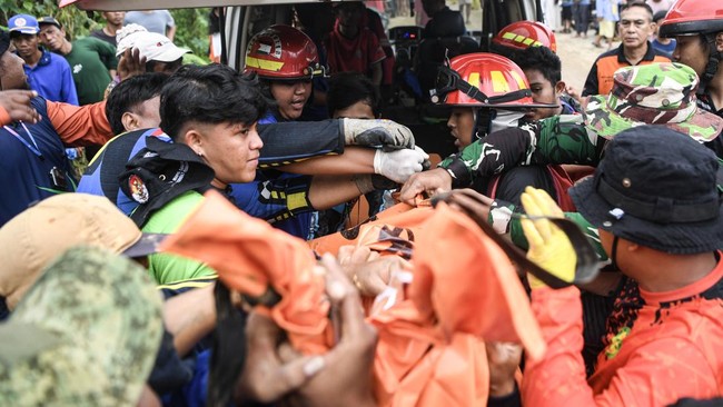 7 Korban Longsor di Parigi Moutong Ditemukan, Operasi SAR Ditutup Tim SAR gabungan berhasil mengevakuasi tujuh jenazah warga yang tertimbun longsor saat mencari kayu bakar di Parigi Moutoung, Sulawesi Tengah.