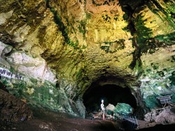 Legenda Terbentuknya Goa Batu Hapu Tapin dan Fenomena Ray of Light