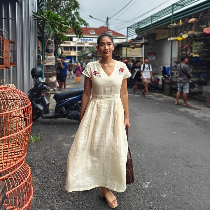 <p>Sukses dalam karier dan rumah tangga tidak menghalangi Happy Salma untuk melanjutkan pendidikannya ke jenjang yang lebih tinggi. Ia pun menempuh pendidikan di bidang Ilmu Filsafat Hindu, Fakultas Ilmu Agama, Seni, dan Budaya, Universitas Hindu Indonesia. (Foto: Instagram: @happysalma)</p>