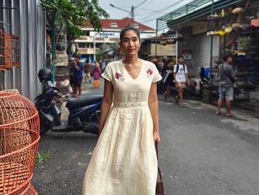 img-title Lulus S1 Filsafat Hindu di Usia 45 Tahun, Happy Salma: Sekarang Saya Gelut Jadi...