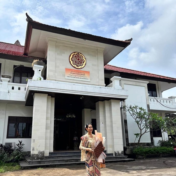 <p>Melalui laman Instagram-nya, Happy mengunggah potret yang menyatakan bahwa dirinya telah lulus sebagai seorang sarjana, Bunda. Ia pun mengucapkan terima kash pada para dosen dan teman-teman seperjuangan. (Foto: Instagram: @happysalma)</p>
