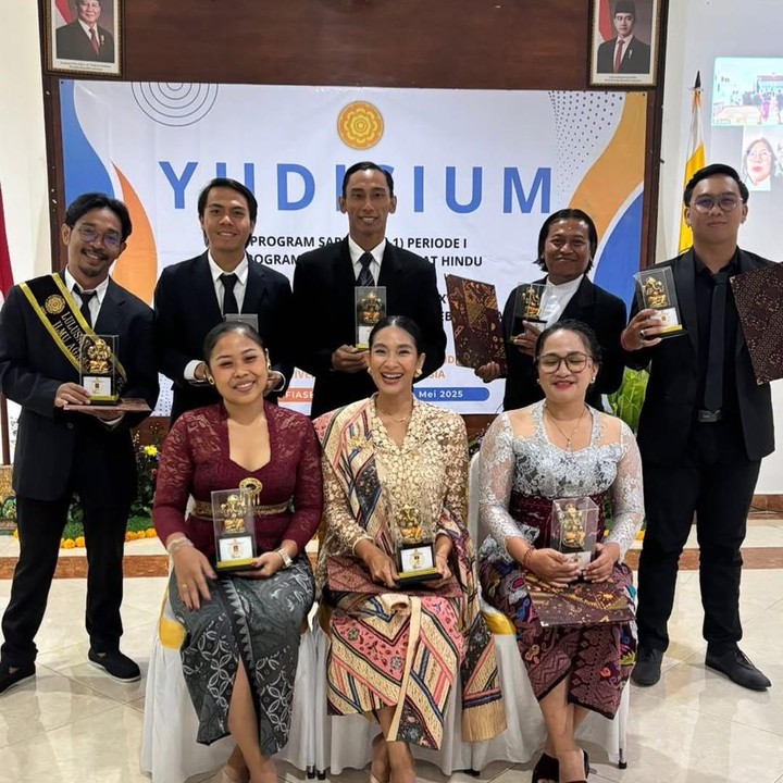 <p>Mengutip dari akun Instagram <em>@unhidenpasar</em>, Happy Salma diketahui berhasil mempertahankan pendapatnya pada sidang skripsi di bulan Maret. Skripsinya sendiri memiliki judul Sudamala dari Epilog Colonarang di Kota Solo. (Foto: Instagram: @happysalma)</p>