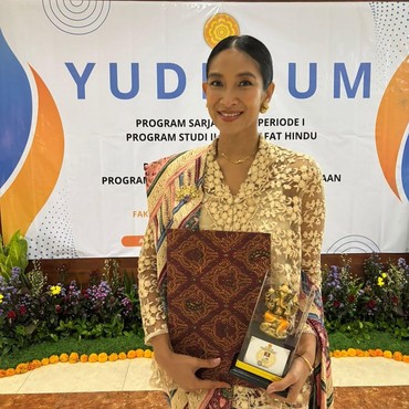 Happy Salma Rayakan Kelulusan S1 Filsafat Hindu