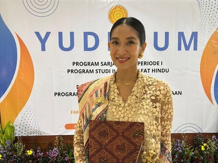5 Potret Kebahagiaan Happy Salma Lulus S1 Jadi Sarjana Ilmu Filsafat Hindu