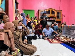 Isak Tangis Keluarga Sambut Jenazah Rizal TKI yang Meninggal di Kamboja