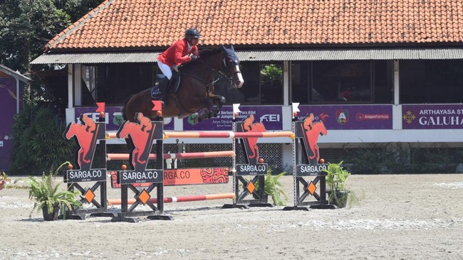 Atlet berkuda Jendry Palandeng percaya diri jelang tampil di SEA Games 2025 setelah mendominasi ajang Arthayasa Open 2025 kelas 140 cm.