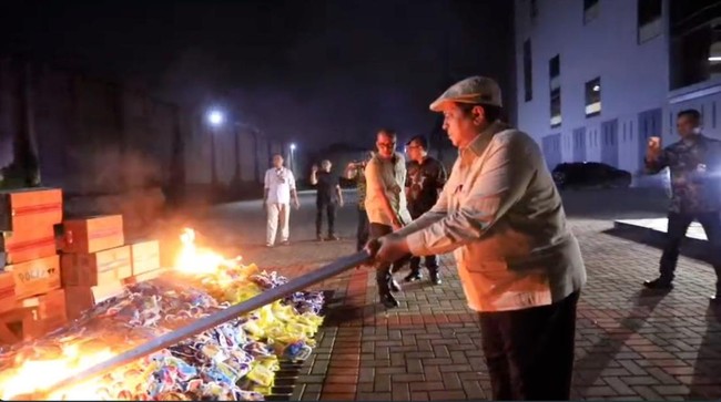 Jajanan Mengandung Babi yang Sempat Bersertifikat Halal Dimusnahkan kepala BPJPH Haikal Hasan mengatakan pemusnahan ini adalah bentuk kelanjutan dari penarikan produk makanan mengandung unsur babi.