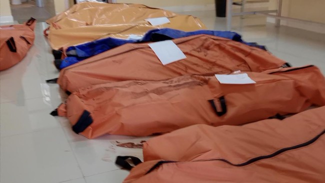 RSUD Pameungpeuk melaporkan 13 korban tewas, termasuk 4 anggota TNI dan 9 warga sipil, akibat ledakan pemusnahan amunisi.