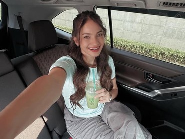 Ternyata Ini Penyebab Enzy Storia Pakai Bantuan Tongkat dan Kaki Digips