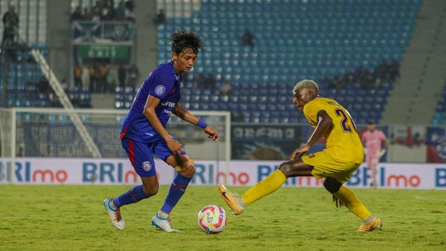 Arema FC Minta Maaf Setelah Fans Rusak Bus Persik Kediri Panpel Arema FC prihatin dan meminta maaf terkait ulah oknum suporter yang melempar bus Persik Kediri dengan batu hingga menyebabkan kerusakan, Minggu (11/5).