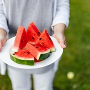 5 Daftar Makanan dan Minuman yang Tidak Boleh Dikonsumsi Bersama Semangka
