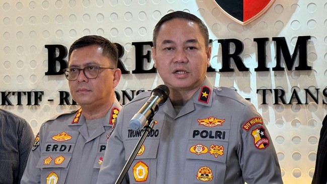 Mabes Polri Buru Para Pelaku Grup FB 'Fantasi Sedarah' Mabes Polri mengaku sudah mengantongi identitas sejumlah orang diduga pelaku yang terkait dengan aktivitas grup Facebook 'Fantasi Sedarah'.