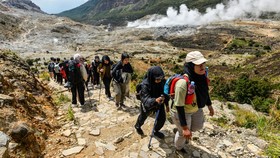 FOTO: Bertualang dan Wisata Menantang di Gunung Papandayan Garut