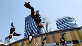 FOTO: Aksi Lincah Pria Pemandu Sorak Berjas di Jepang