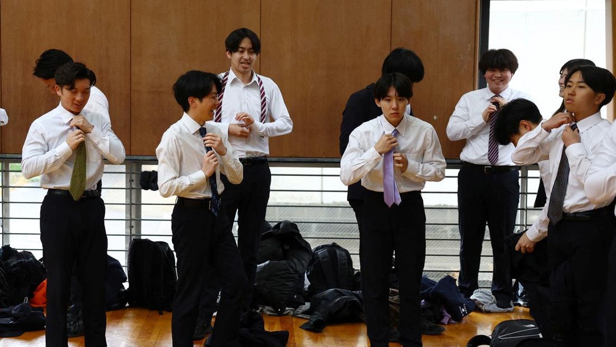 FOTO: Aksi Lincah Pria Pemandu Sorak Berjas di Jepang
